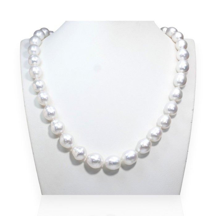 0.30 Carat GCI Certified Natural Diamond And South Sea Pearl 18k Yellow Gold Necklace