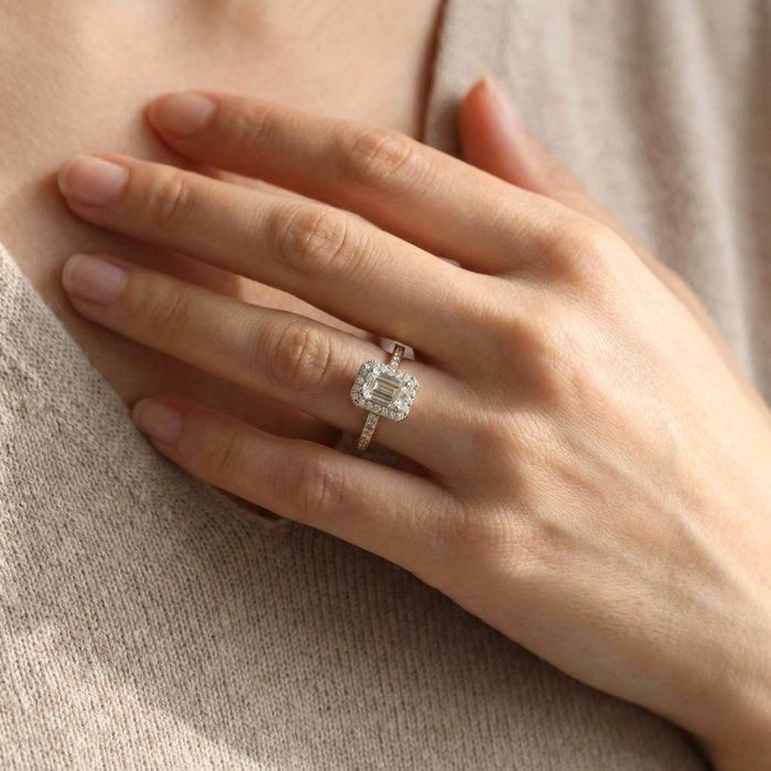 1.31 Carat IGI Certified 18K Yellow Gold Halo Ring