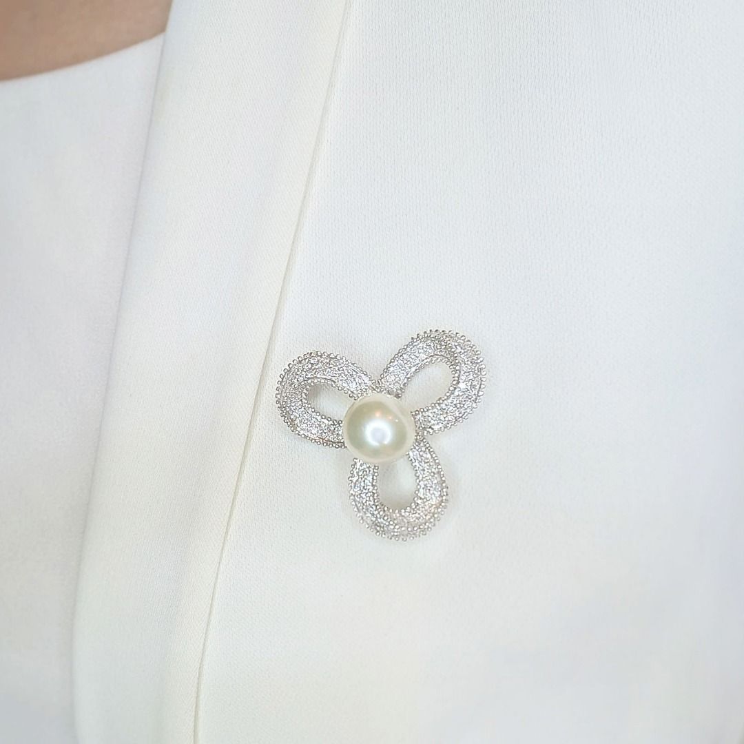 Elegant 3 carats and 78 points Pearl and Natural Diamond Brooch in 18K White Gold