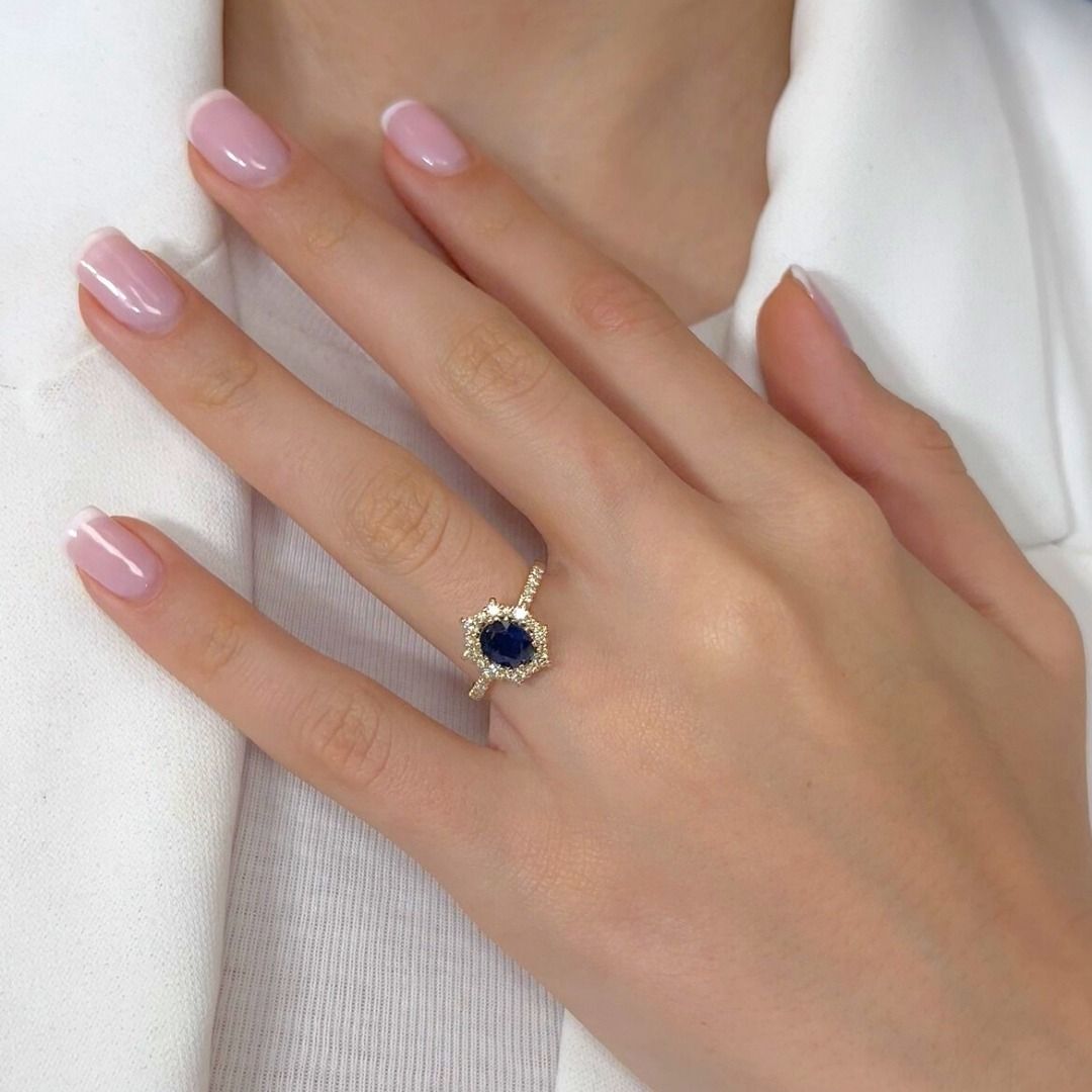 Captivating 1.49ct Sapphire and Diamonds Cluster Ring in 18k Yellow Gold