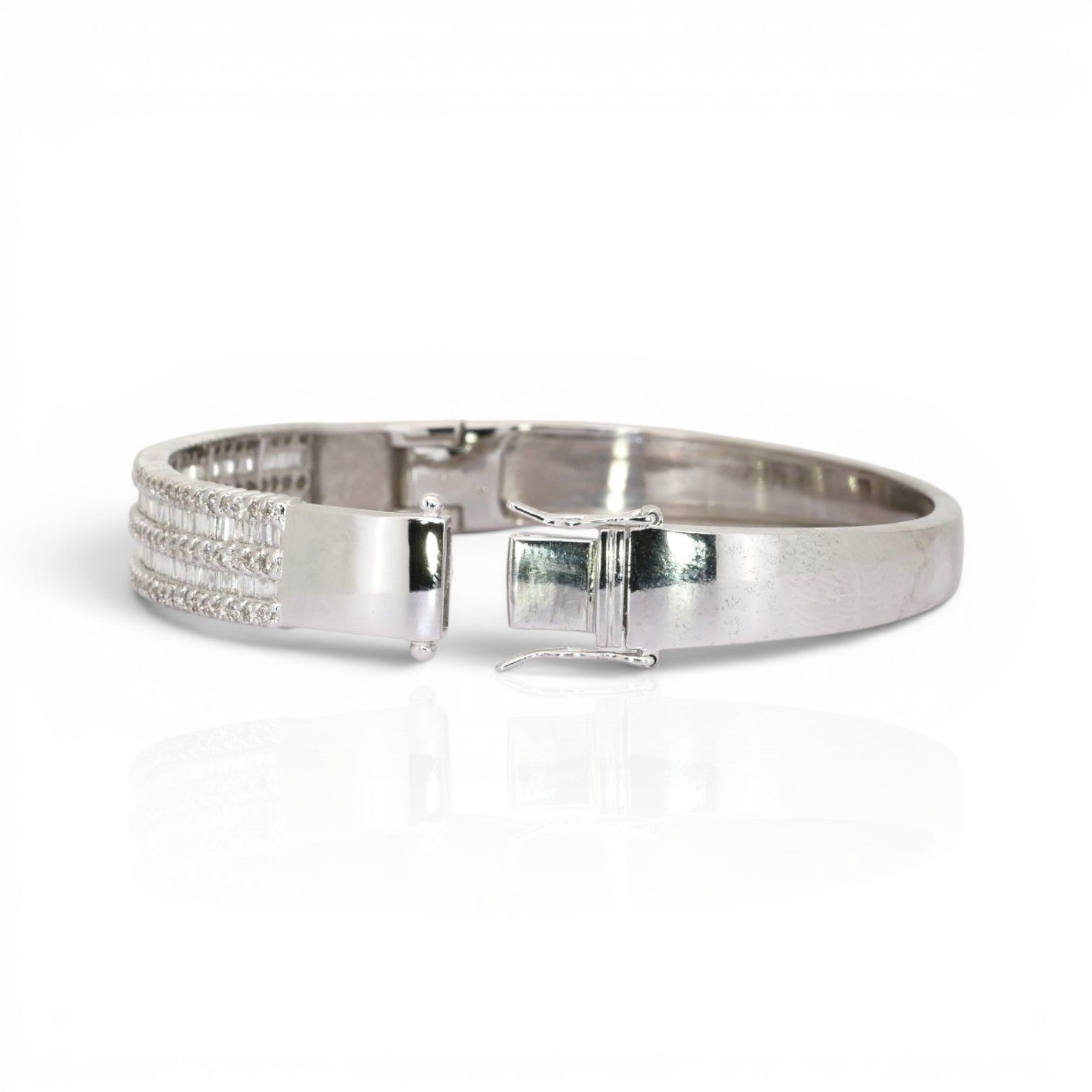 5.22 Carats IGI Certified Natural Diamonds 18k White Gold Bangle