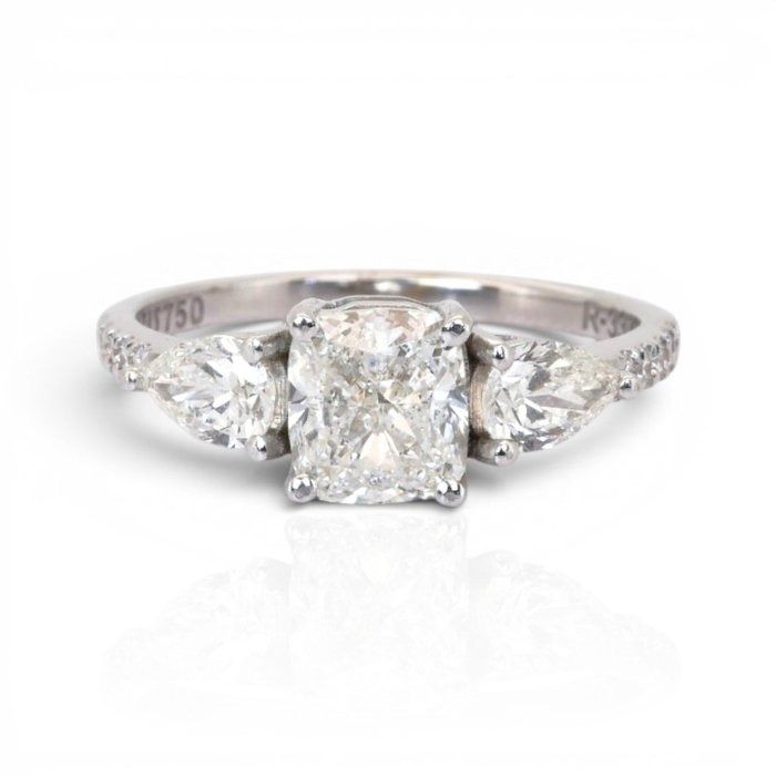 2.22 Karat IGI-zertifizierter natürlicher Diamant 18K Weißgold 3-Stein-Ring