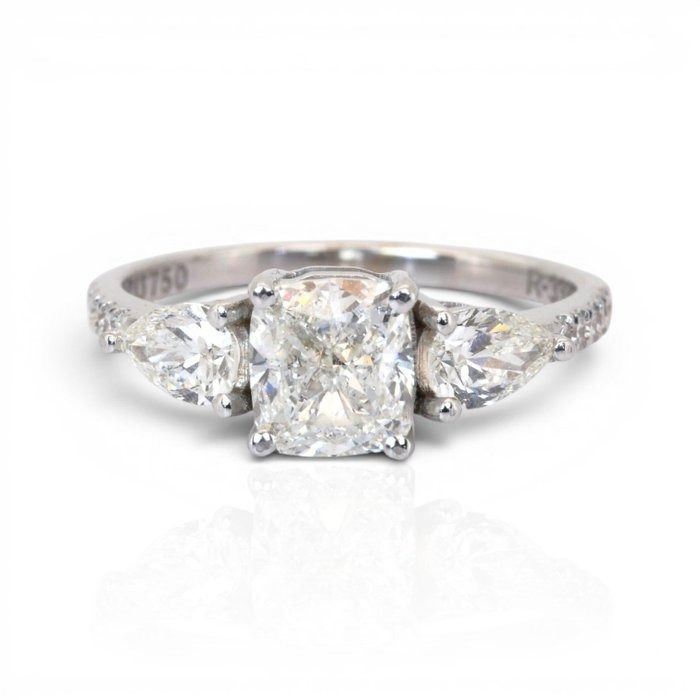 2.22 Karat IGI-zertifizierter natürlicher Diamant 18K Weißgold 3-Stein-Ring