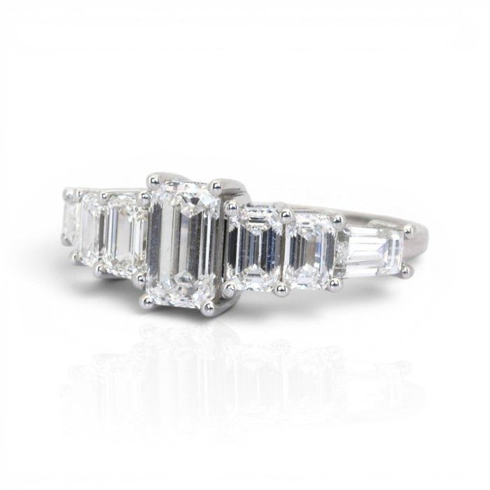 2,77 Karat IGI-zertifizierter natürlicher Diamant 18K Weißgold 7-Stein-Ring