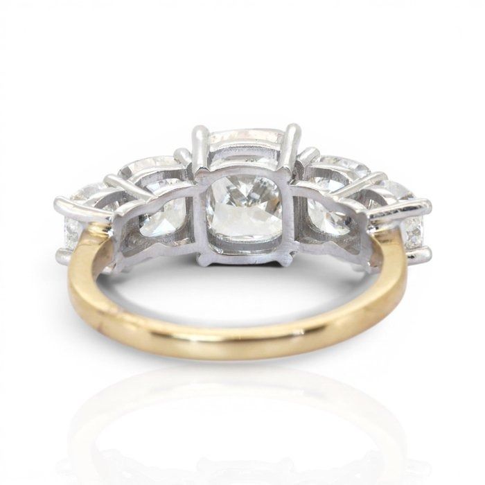 4,49 Karat IGI zertifizierter Naturdiamant 18K Gelb- und Weißgold 5-Stein Ring