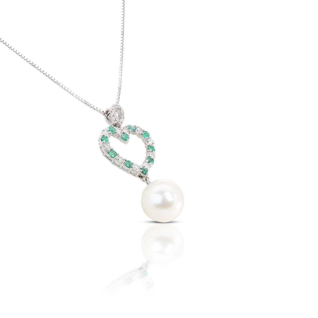 Sophisticated 18K White Gold Pendant with Pearl, Emerald, and Diamond Ensemble