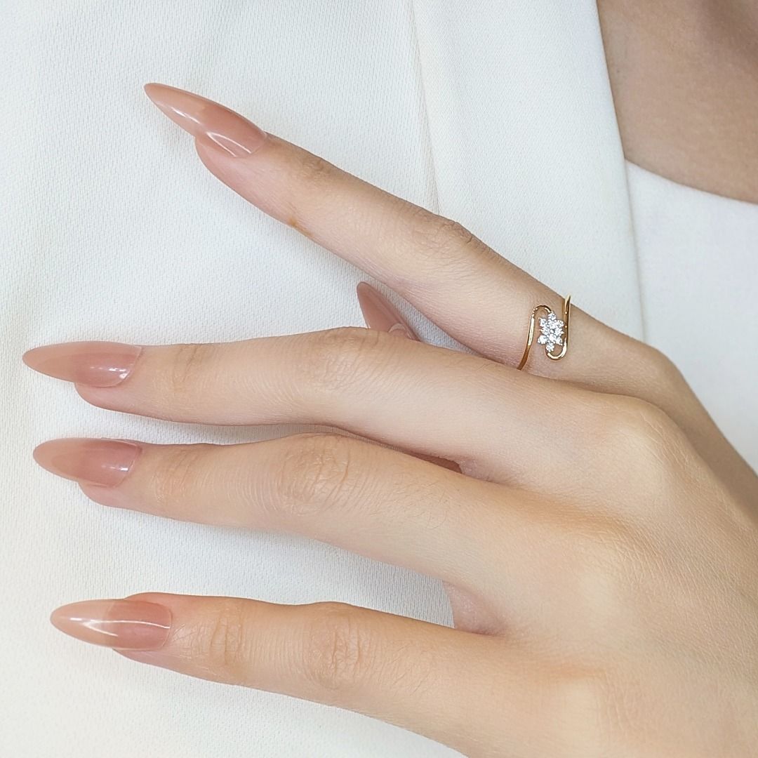 Unique 0.13ct Diamond Ring with Distinctive 18K Yellow Gold Band