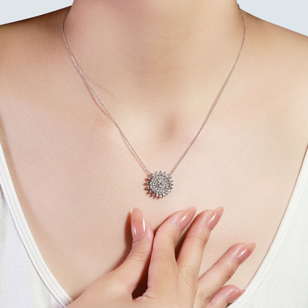 Stunning Flower-designed Diamond Necklace in 18K White Gold