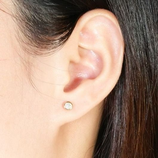 Beautiful 0.07ct Natural Diamond Stud Earrings in 18K Yellow Gold