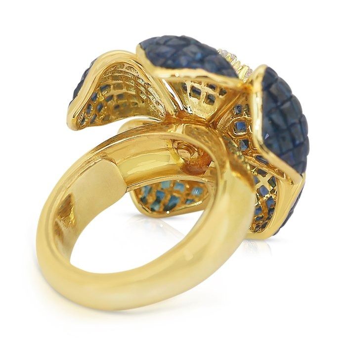 Beautiful 4.20ct Sapphires and Diamonds Cocktail Ring in 14k Yellow Gold - IGI Certified