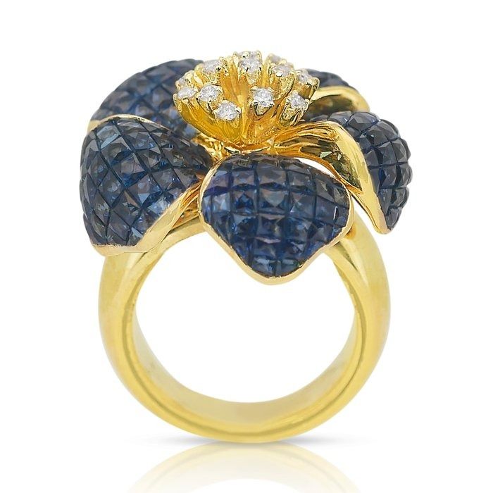 Beautiful 4.20ct Sapphires and Diamonds Cocktail Ring in 14k Yellow Gold - IGI Certified