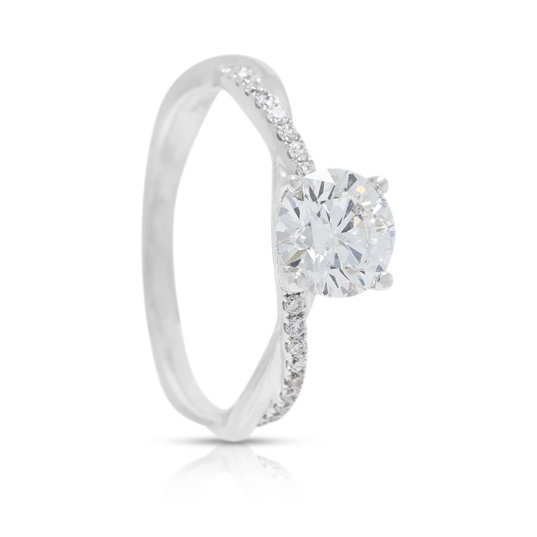 Brillanter 0,9-Karat-Labor-Diamant mit 0,10-Karat-Naturdiamant-Twist-Bandring in 18K Weißgold – IGI-zertifiziert