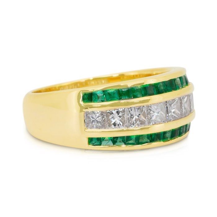 Captivating 1.35ct Emeralds and Diamonds Ring in 18k Yellow Gold - IGI Certified