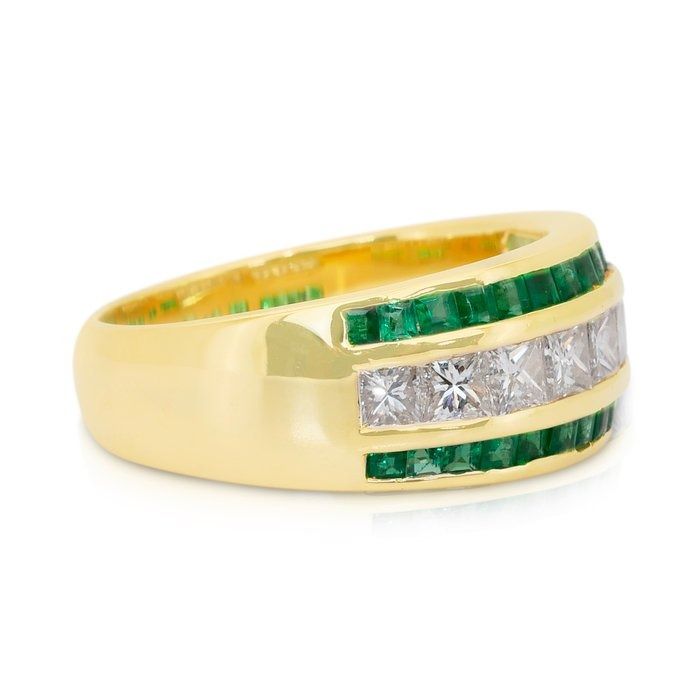 Captivating 1.35ct Emeralds and Diamonds Ring in 18k Yellow Gold - IGI Certified