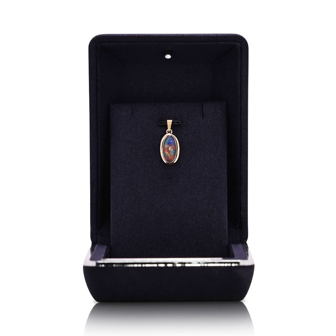 Captivating 1.97g Natural Opal and 18k Yellow Gold Oval Statement Pendant