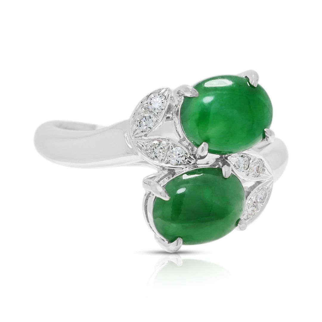 Fesselnder 2,5 Karat Jadeit-Cabochon mit 0,12 Karat natürlichem Diamant-Wickelring in 18K Weißgold (Neu)