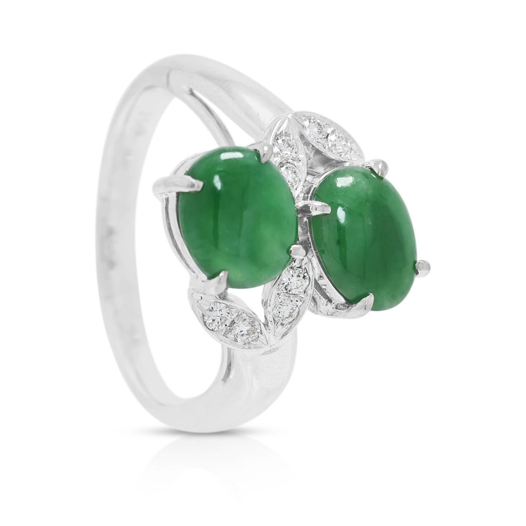 Fesselnder 2,5 Karat Jadeit-Cabochon mit 0,12 Karat natürlichem Diamant-Wickelring in 18K Weißgold (Neu)