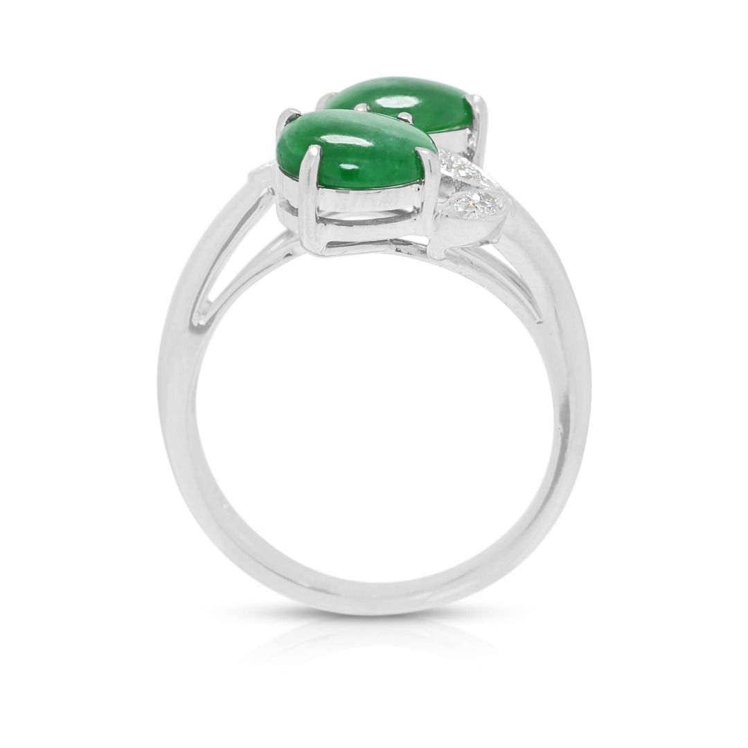 Fesselnder 2,5 Karat Jadeit-Cabochon mit 0,12 Karat natürlichem Diamant-Wickelring in 18K Weißgold (Neu)