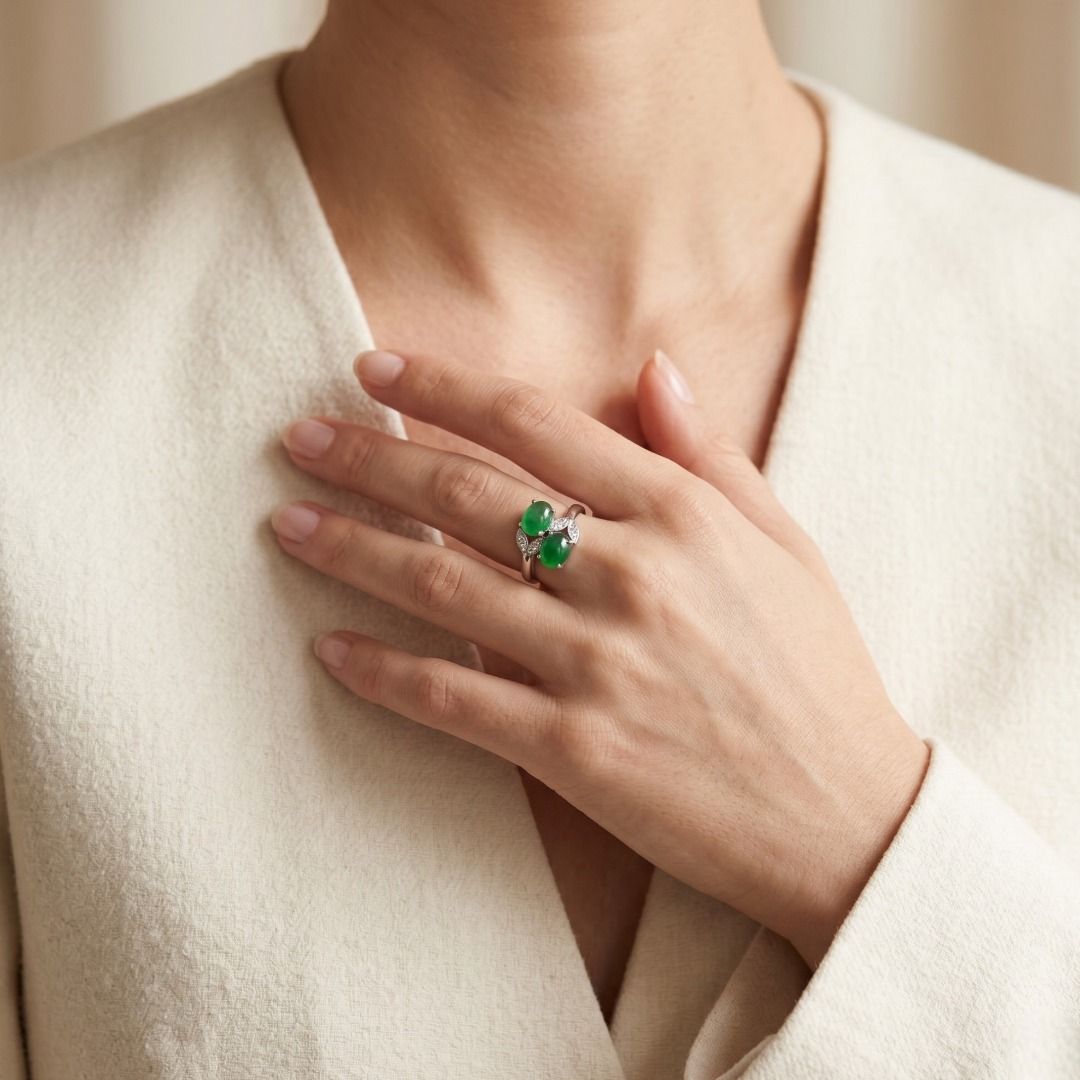 Fesselnder 2,5 Karat Jadeit-Cabochon mit 0,12 Karat natürlichem Diamant-Wickelring in 18K Weißgold (Neu)