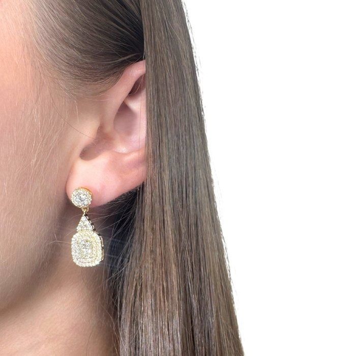 Captivating 3.28ct Diamonds Drop Earrings in 18k Yellow Gold - IGI Certified
