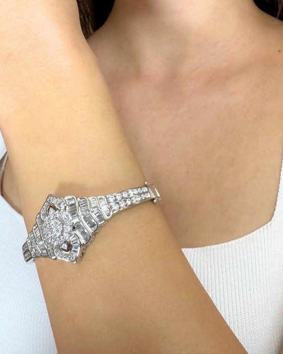 Captivating 5.12ct Diamonds Bangle in 18k White Gold - IGI Certified