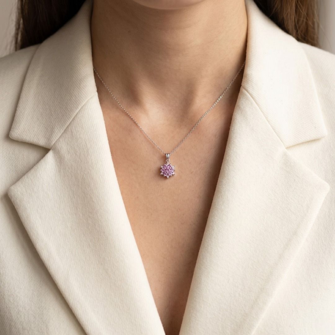 Bezaubernder Anhänger mit 0,20 Karat rosa Saphir und 0,06 Karat Diamanten im Blütencluster aus 18 Karat Weißgold (Neu)