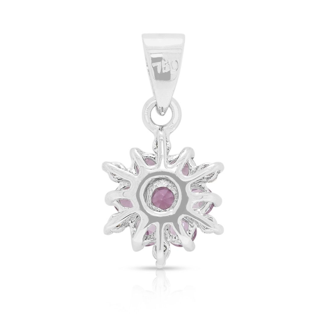 Bezaubernder Anhänger mit 0,20 Karat rosa Saphir und 0,06 Karat Diamanten im Blütencluster aus 18 Karat Weißgold (Neu)