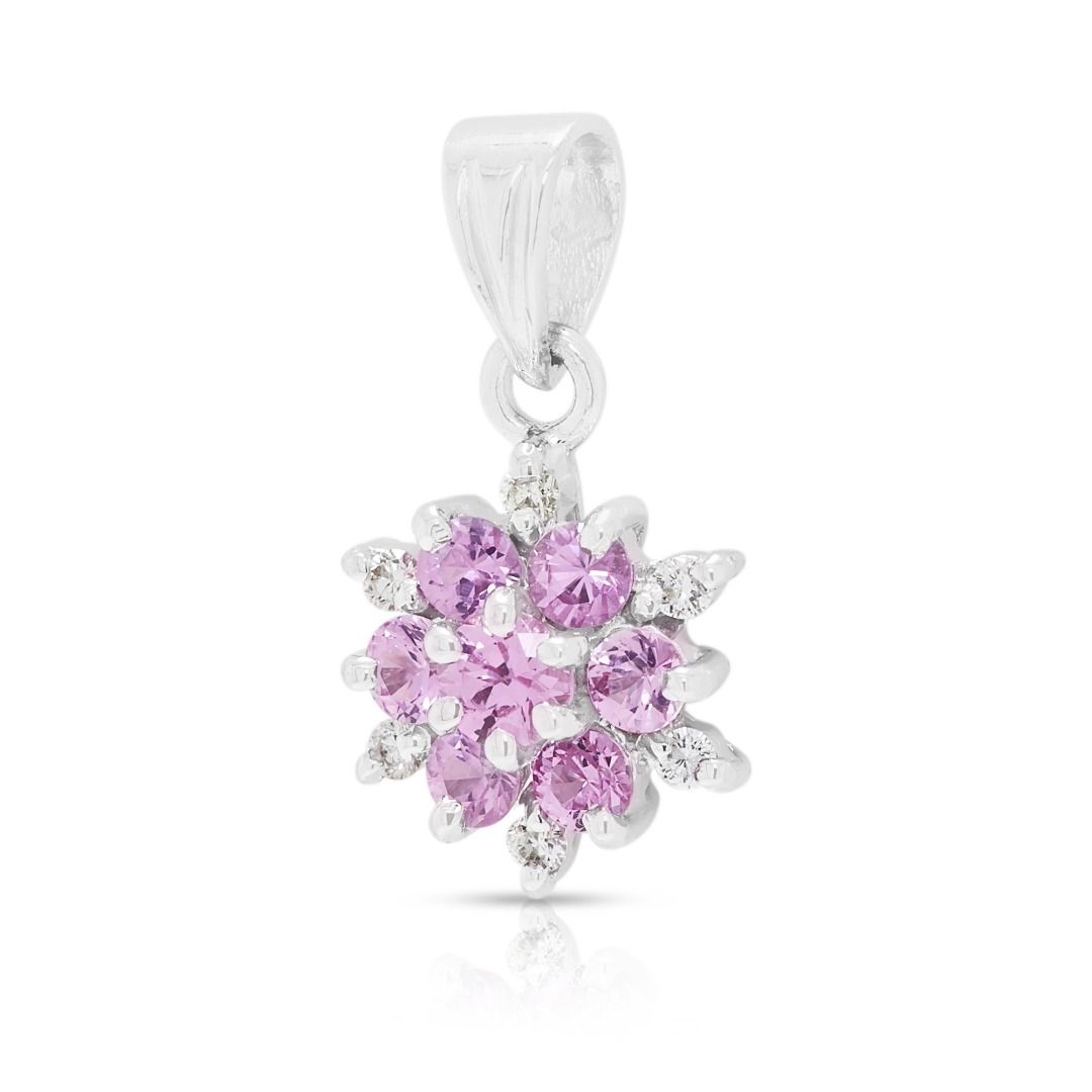 Bezaubernder Anhänger mit 0,20 Karat rosa Saphir und 0,06 Karat Diamanten im Blütencluster aus 18 Karat Weißgold (Neu)