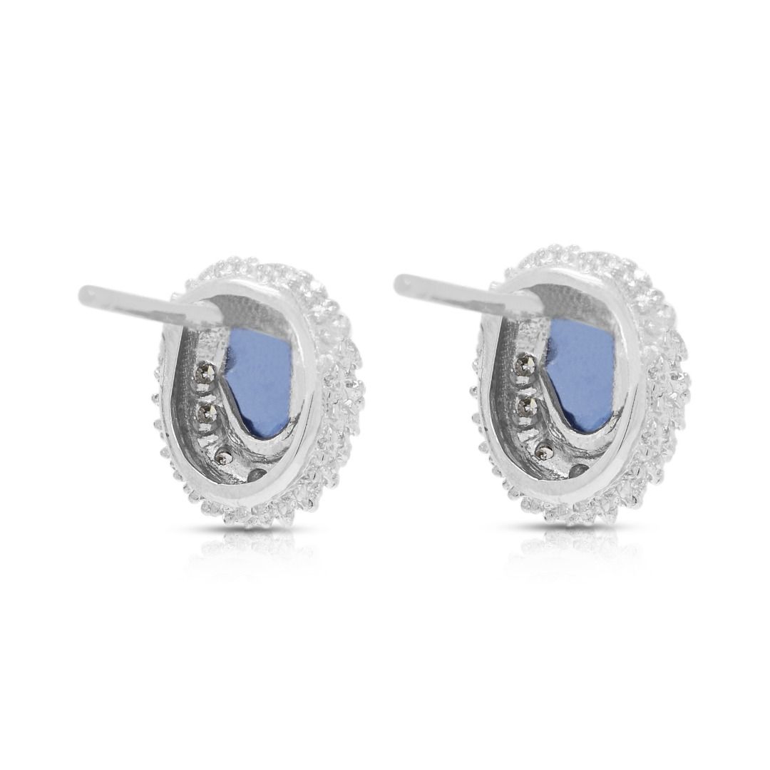 Klassische 1.00ct Cabochon Saphir und 0.10ct Natürliche Diamanten Halo Ohrstecker in 18K Weißgold