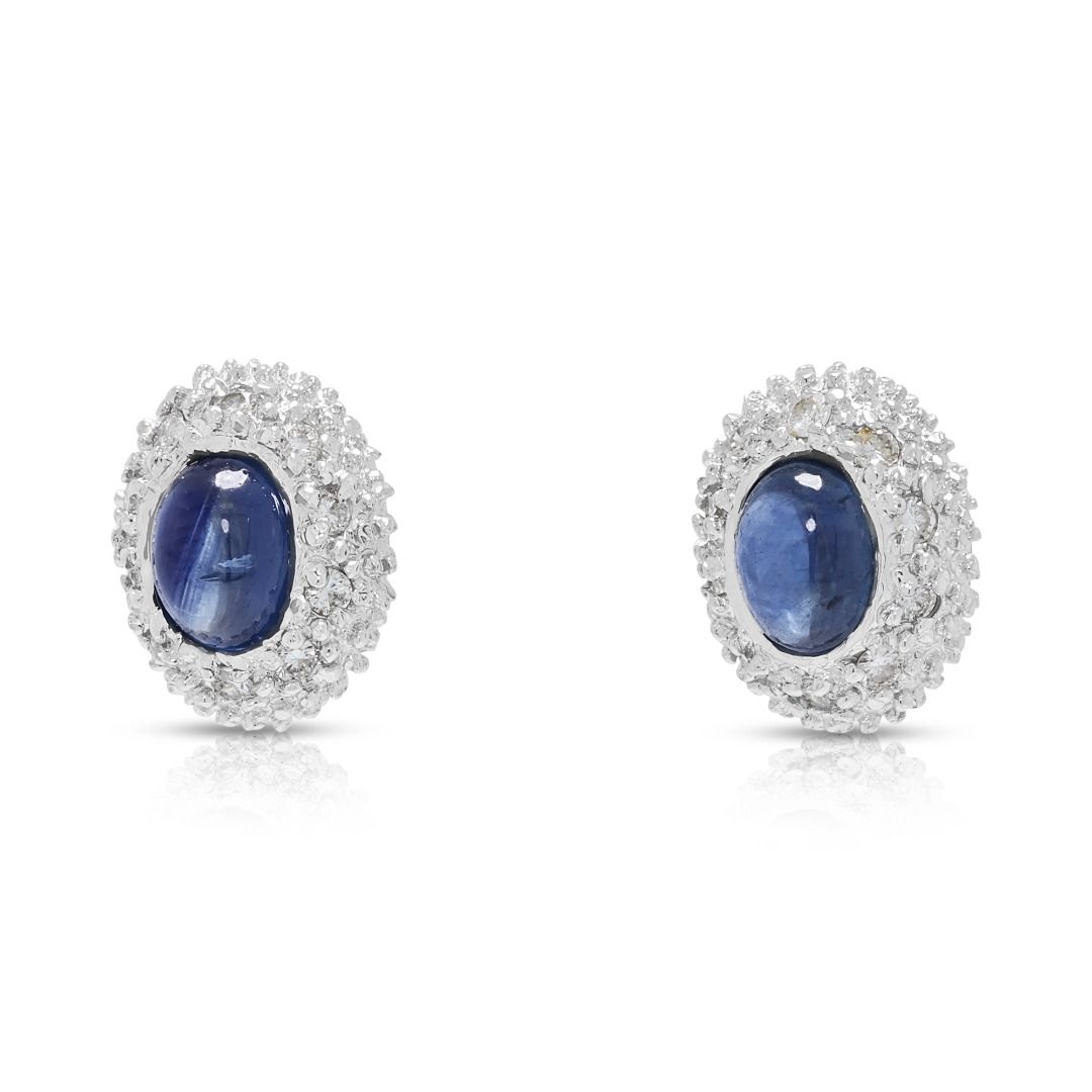 Klassische 1.00ct Cabochon Saphir und 0.10ct Natürliche Diamanten Halo Ohrstecker in 18K Weißgold