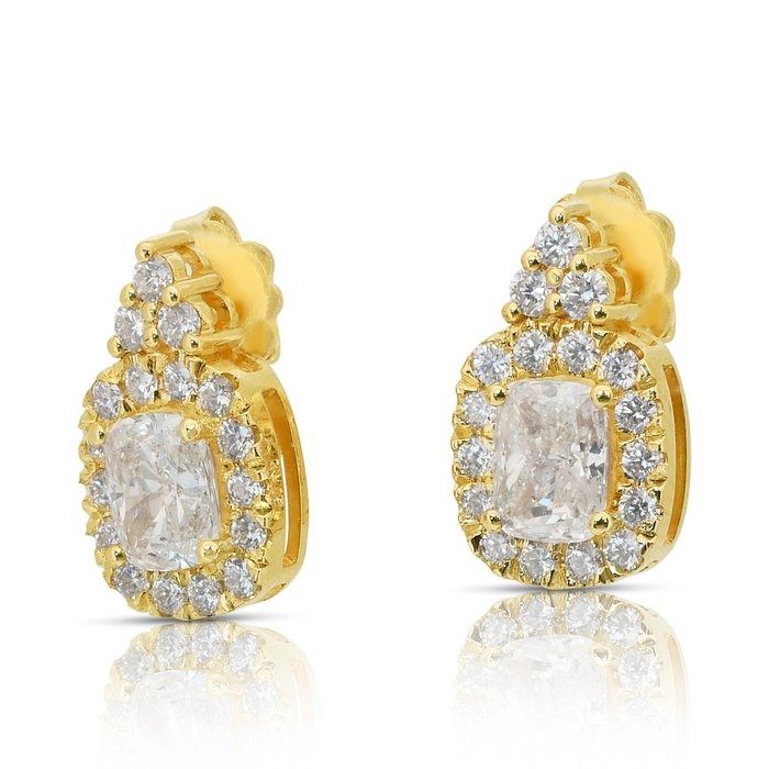 Dazzling 2.93ct Diamonds Earrings in 18k Yellow Gold - IGI Certified