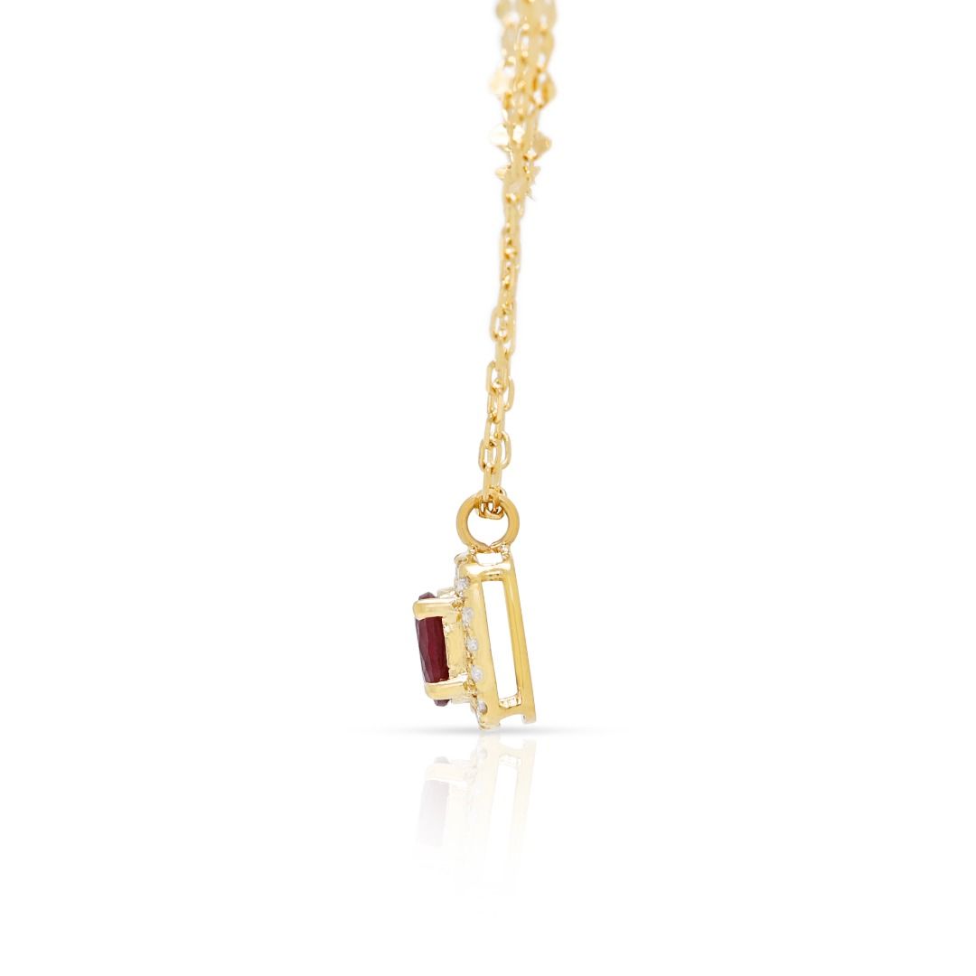 Zarte 0,2 Karat Rubin- und 0,040 Karat Diamant-Halo-Anhänger-Halskette in 18 Karat Gelbgold (Neu)