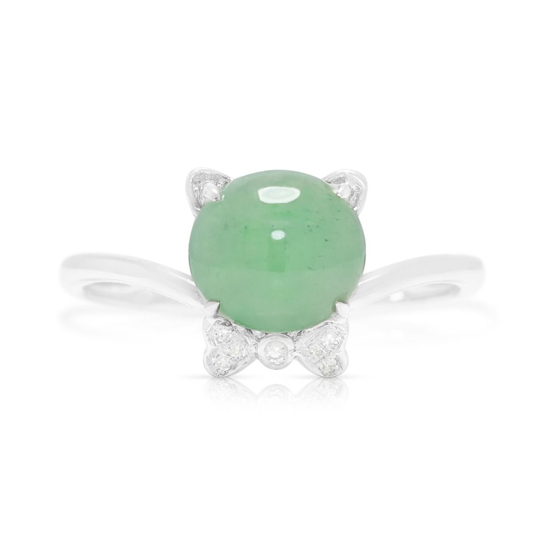 Zarter hellgrüner Jade-Cabochon-Ring mit 0,030 Karat natürlichen Diamanten in 18K Weißgold