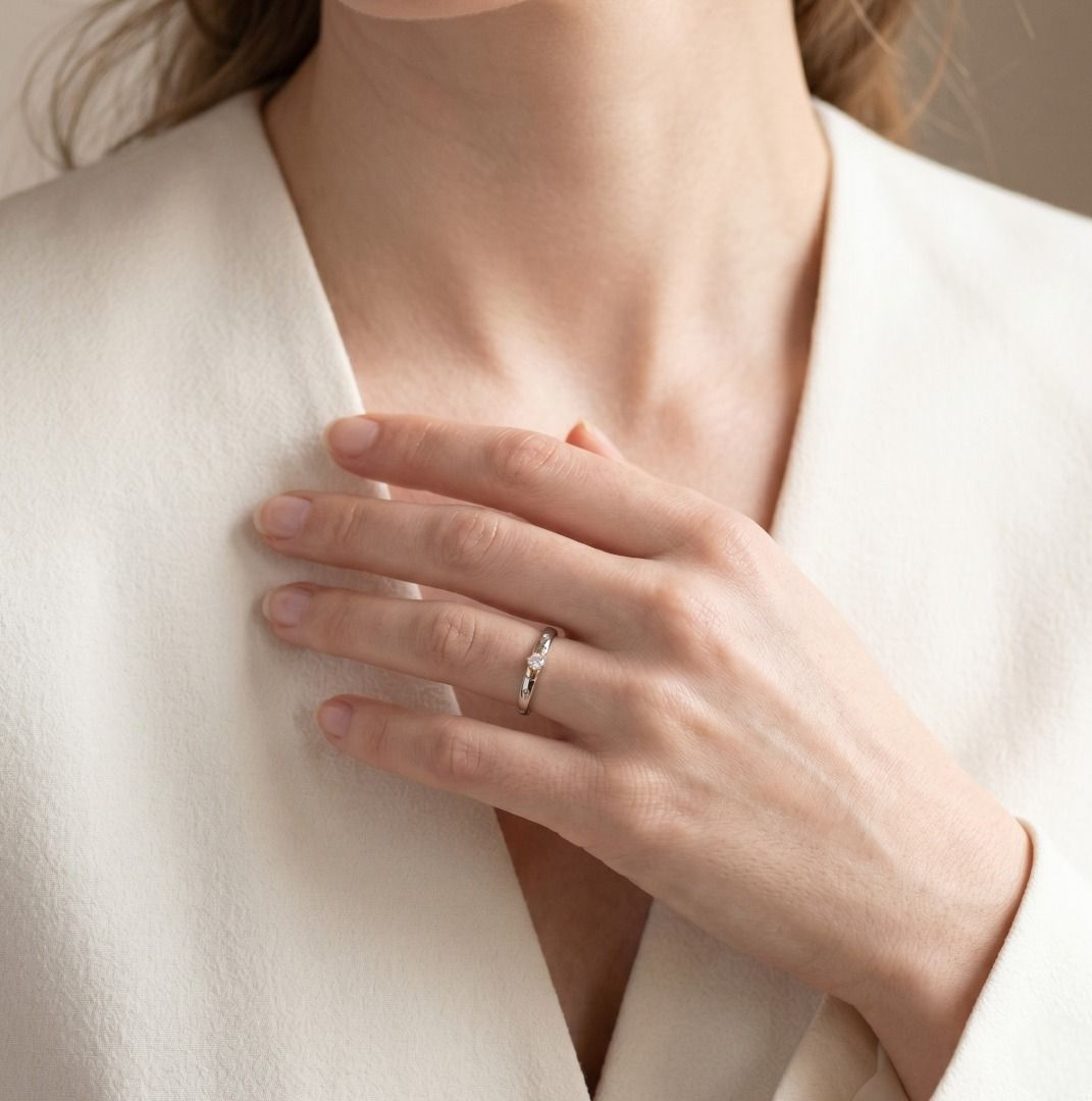 Eleganter 0,15 Karat natürlicher Diamant Ring mit drei Steinen im Rundschliff in 18K zweifarbigem Gold