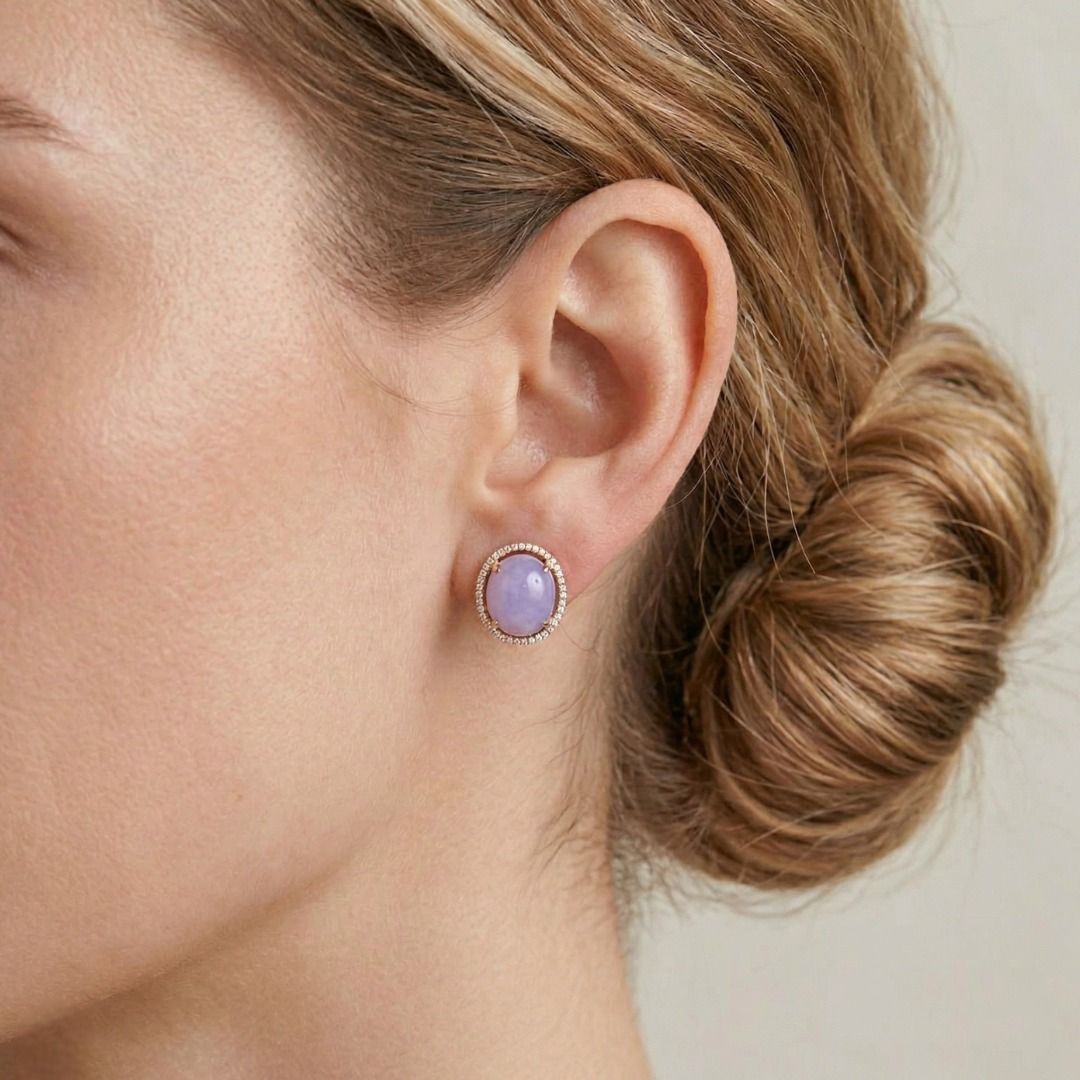 Elegante 0,24 Karat natürliche Diamant-Halo-Cabochon-Jade-Ohrstecker in 18 Karat zweifarbigem Gold