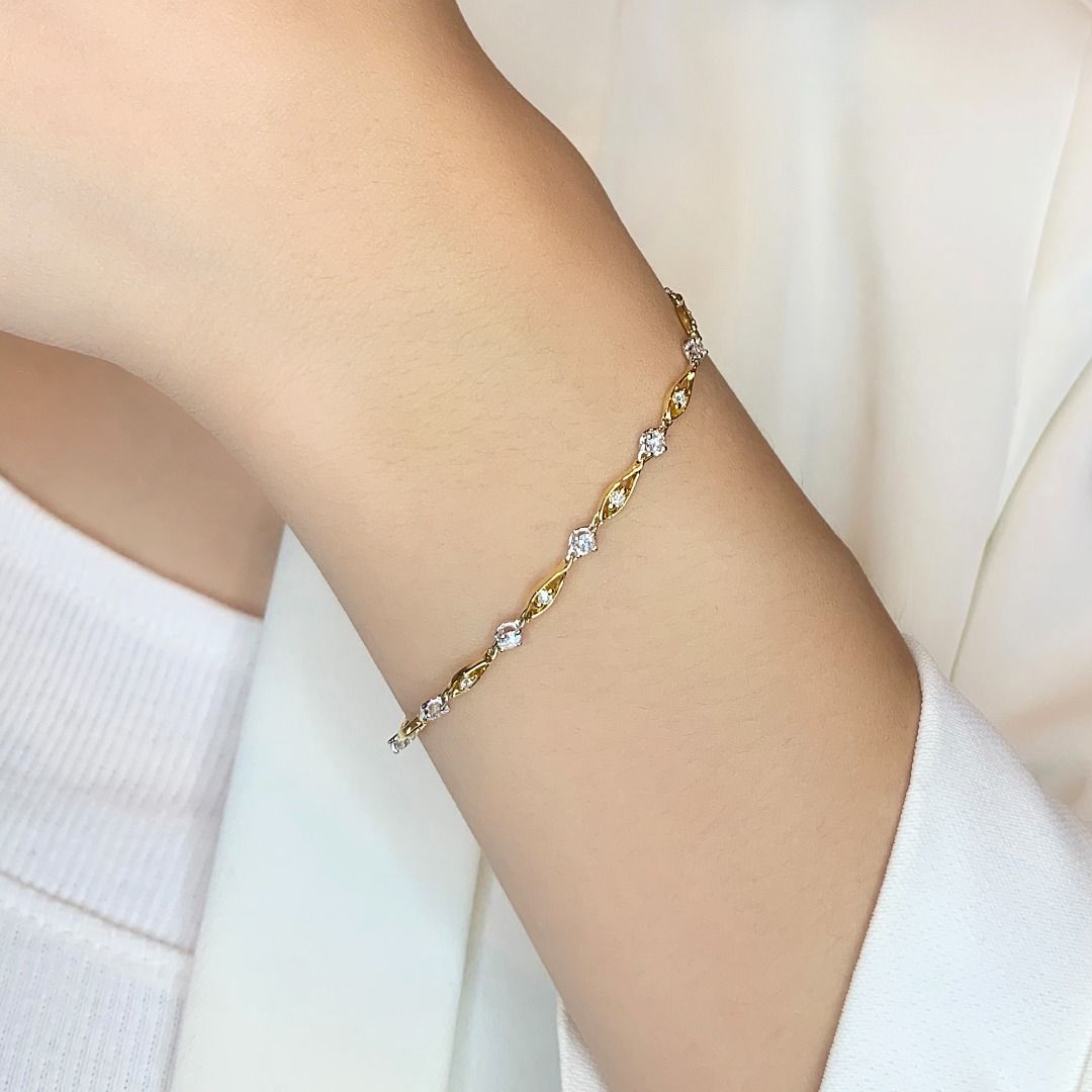 Elegant 0.68ct Natural Diamond Bracelet in 18K Two-Toned Gold (New)