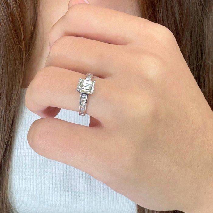 Elegant 1.20ct Diamonds Pave Ring in 18k White Gold - IGI Certified