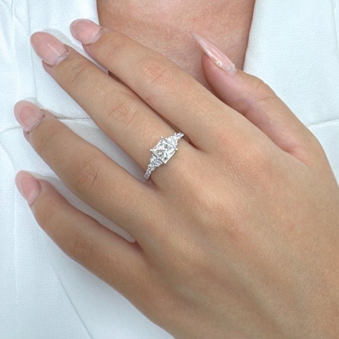 Elegant 1.56ct Diamonds Pave Ring in 18k White Gold - IGI Certified