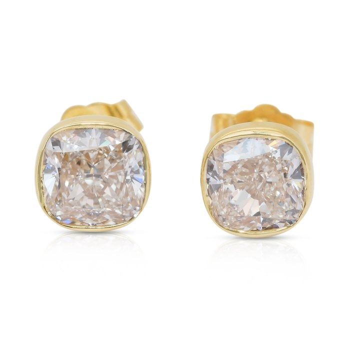 Elegant 2.05ct Diamonds Stud Earrings in 18k Yellow Gold - IGI Certified