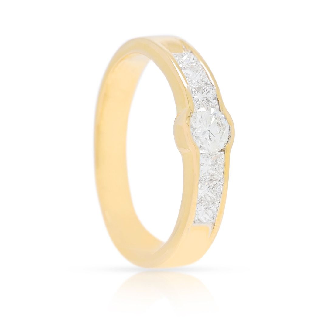 Kräftigender Ring mit 0,64 Karat natürlichen Diamanten im runden und Prinzessschliff, in Zargenfassung, aus 18K Gelbgold