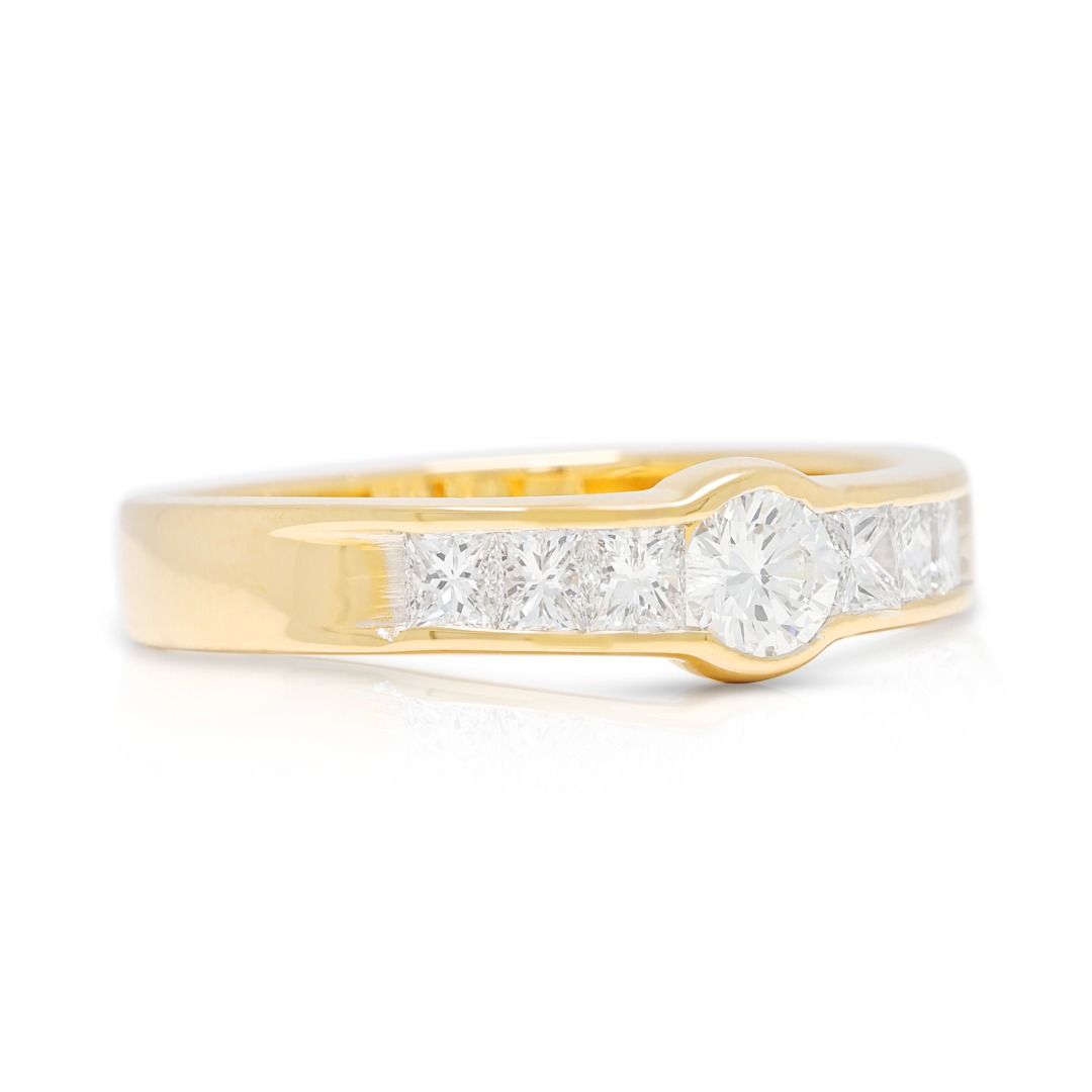 Kräftigender Ring mit 0,64 Karat natürlichen Diamanten im runden und Prinzessschliff, in Zargenfassung, aus 18K Gelbgold