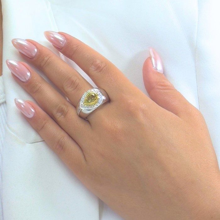 Exquisite 2.91ct Diamonds Cluster Ring in 18k White & Yellow Gold - IGI Certified