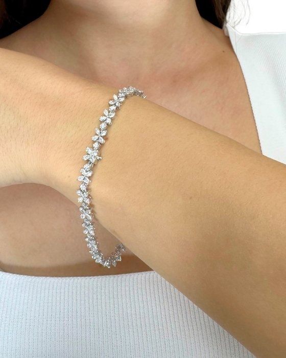 Graceful 4.44ct Diamonds Bracelet in 18k White Gold - IGI Certified