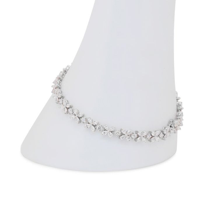 Graceful 4.44ct Diamonds Bracelet in 18k White Gold - IGI Certified