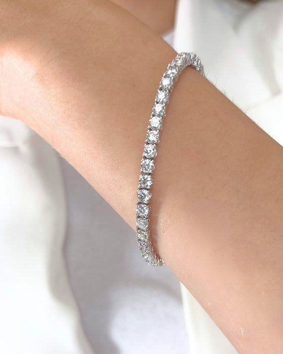 Graceful 9.50ct Diamonds Tennis Bracelet in 18k White Gold - IGI Certified
