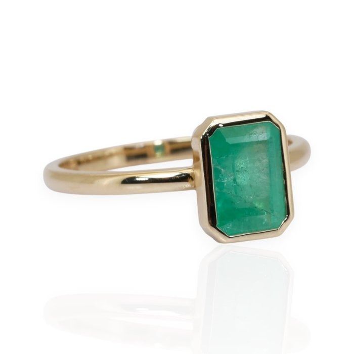 IGI Certified 1.50ct Emerald Solitaire Ring in 18k Yellow Gold