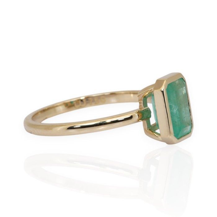 IGI Certified 1.50ct Emerald Solitaire Ring in 18k Yellow Gold