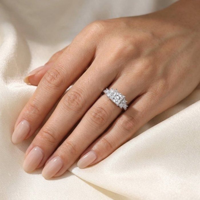 IGI Certified 2.56ct Diamonds Cluster Ring in 18k White Gold