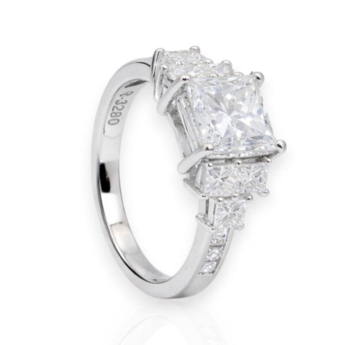 IGI Certified 2.56ct Diamonds Cluster Ring in 18k White Gold