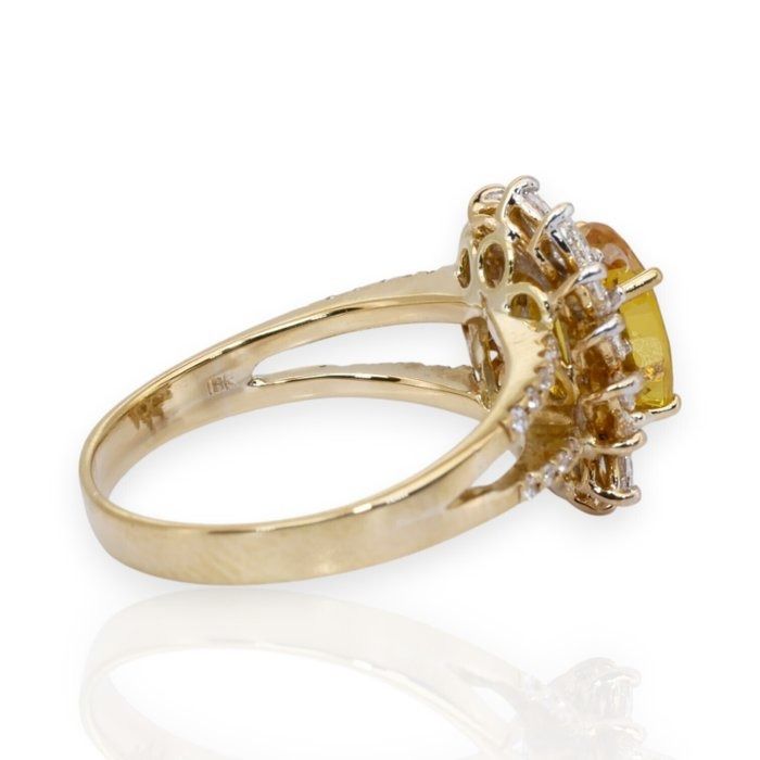 IGI Certified 3.94ct Sapphire and Diamonds Cluster Ring in 18k Yellow Gold